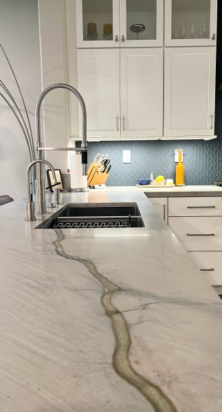 Blue-backsplash-in-kitchen