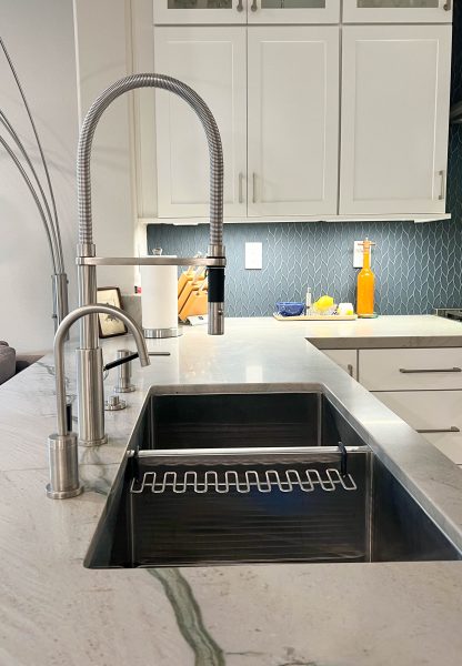 Quartzite-with-Blue-Mosaic-Backsplash