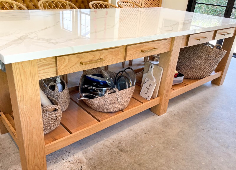 Farmhouse-style-kitchen-island