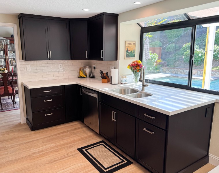 Dark-Wood-Tone-Kitchen-Cabinetry-with-White-Quartz