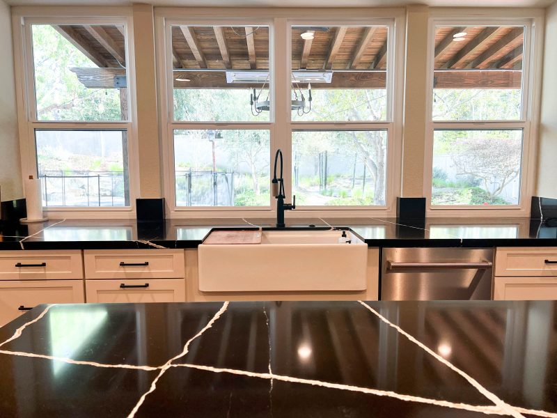 Black-quartz-countertops-with-white-veining