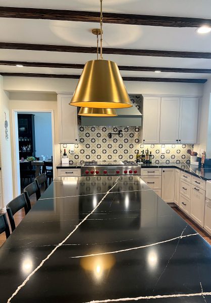 Kitchen-Island-with-Black-Quartz-Countertops