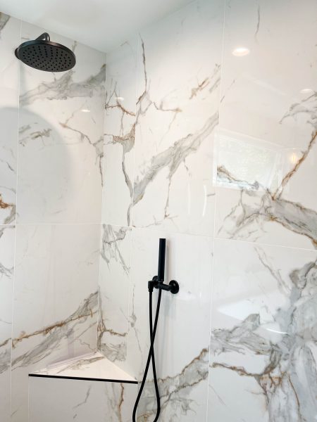 Marble-Look-Tile-and-Black-Accessories