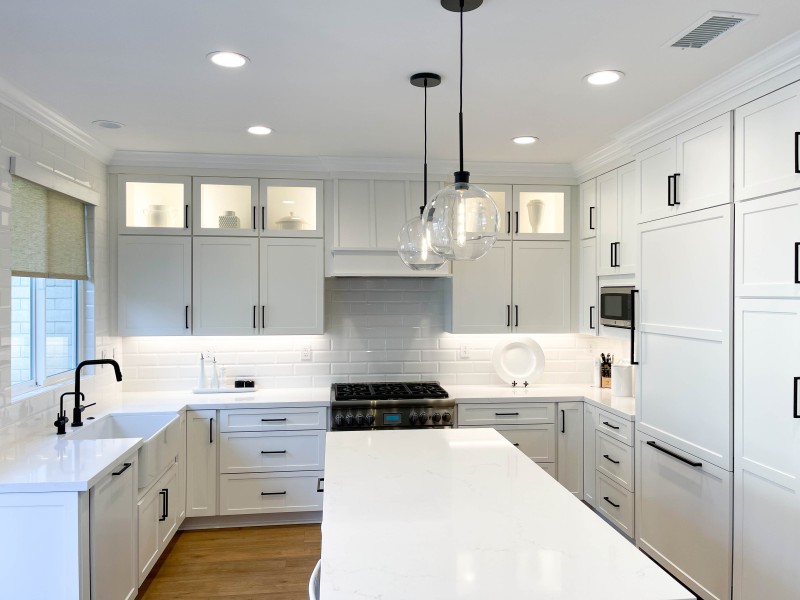 Pendant-lighting-over-island