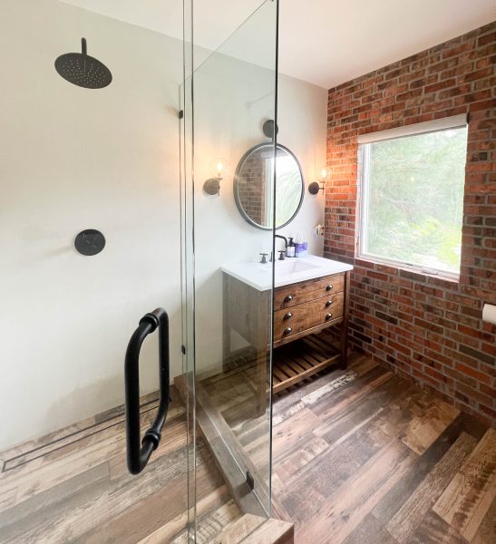 Guest-bathroom-with-plaster