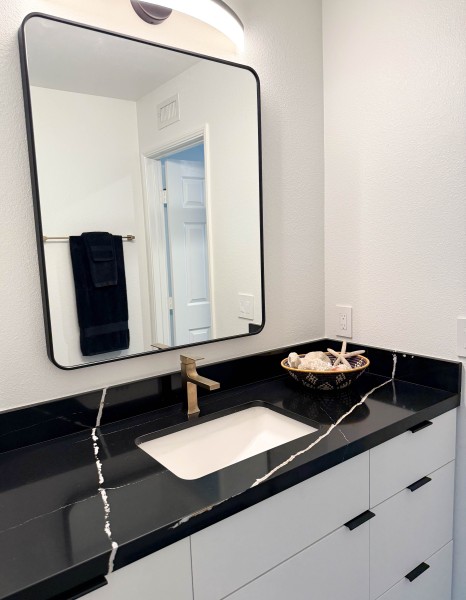 Black-quartz-countertop-design