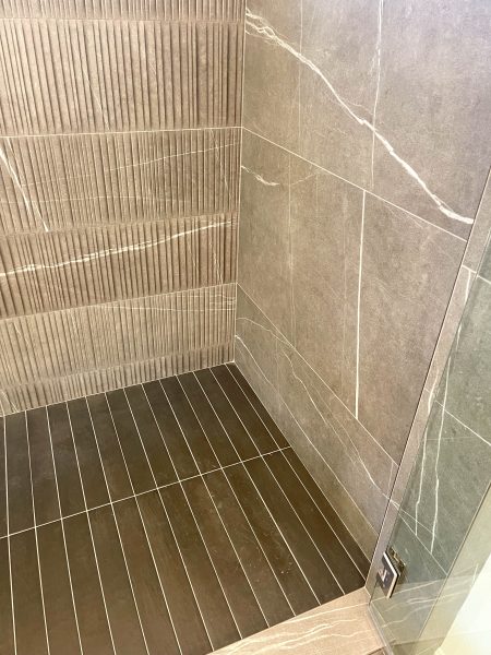 Bold-dramatic-bathroom-tile-design
