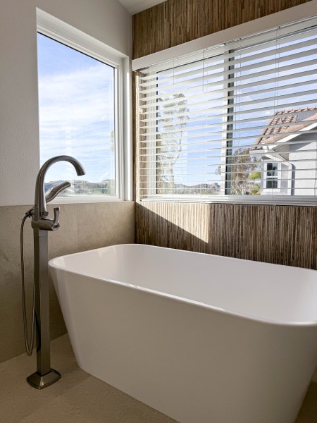 Freestanding-Tub-with-Backsplash-Tile