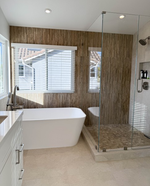 Warm-Tone-Master-bathroom-Design