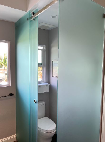 Frosted-Glass-Lavatory