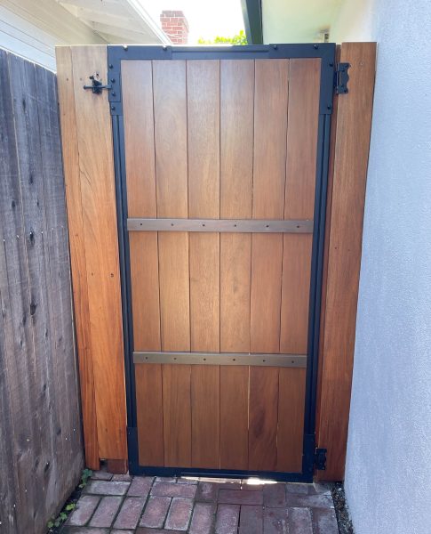 Wood-Fencing-with-Black-mteal