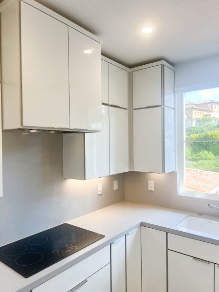 Upper-Cabinets-in-High-Gloss-finish