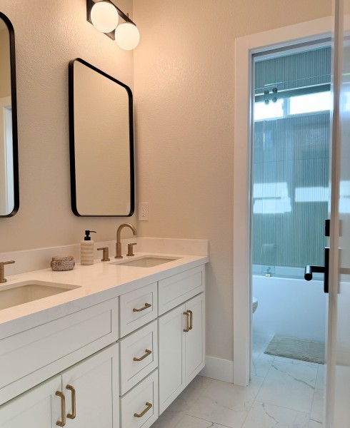 Guest-Bathroom-with-Mixed-Metal-Accessories