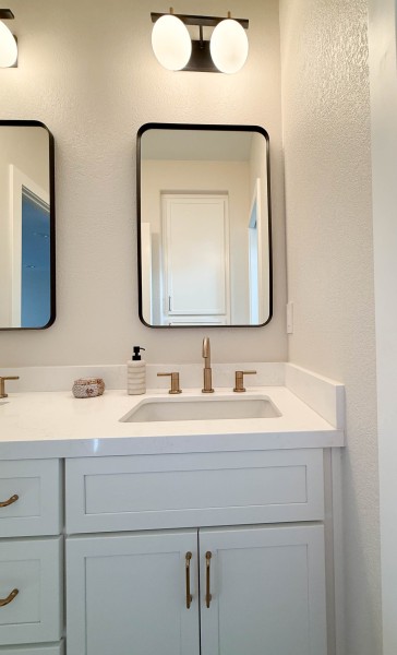 Mixed-Metal-Bathroom-Accessories-with-White-Vanity