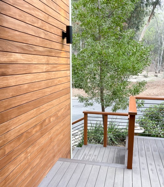 Mahogany-siding-and-matching-railing