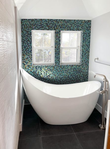Curved-Soaker-Tub