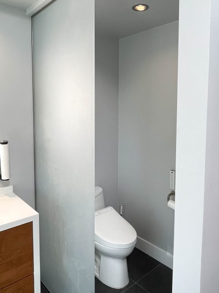 Frosted-glass-water-closet