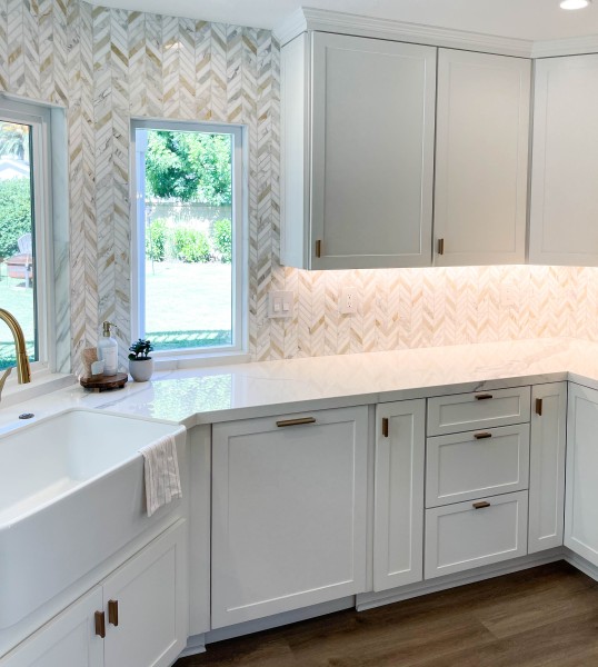 Marble-herringbone-backsplash