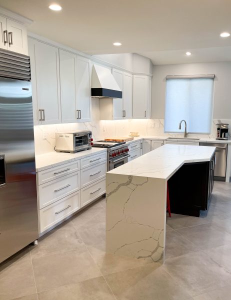 Modern-kitchen-with-a-coastal-twist