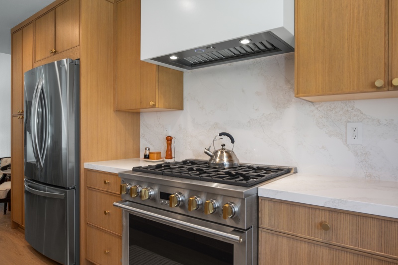 Quartz-countertops-and-full-slab-backsplash