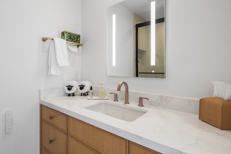 White-oak-bathroom-vanity-with-gold-accessories