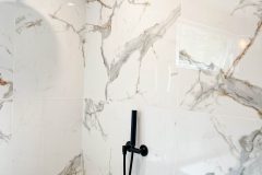 Marble-Look-Tile-and-Black-Accessories