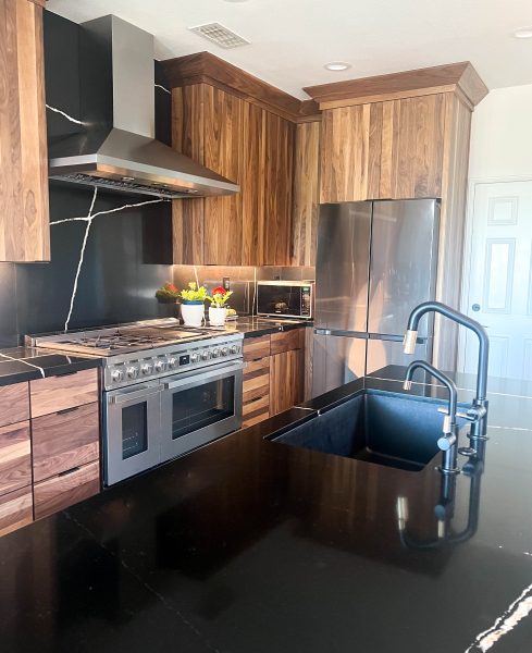 Modern-Kitchen-Design-with-Black-Countertops