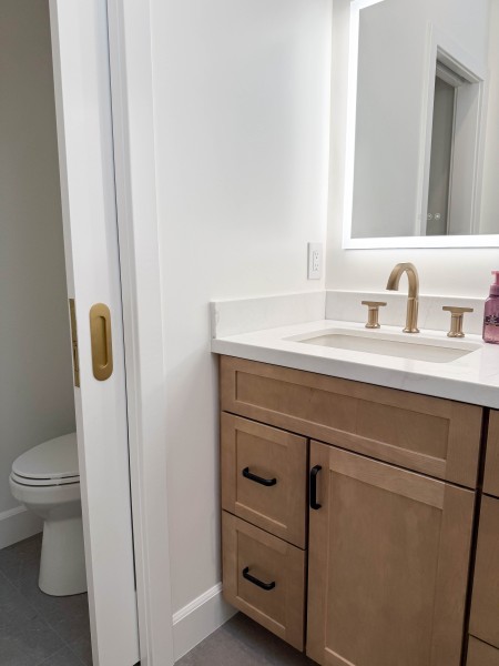 Light-Wood-Tone-Vanity-with-Mixed-Metal-Fixtures