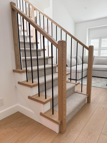 White-Oak-Railing-System-with-Matte-Black-Balusters