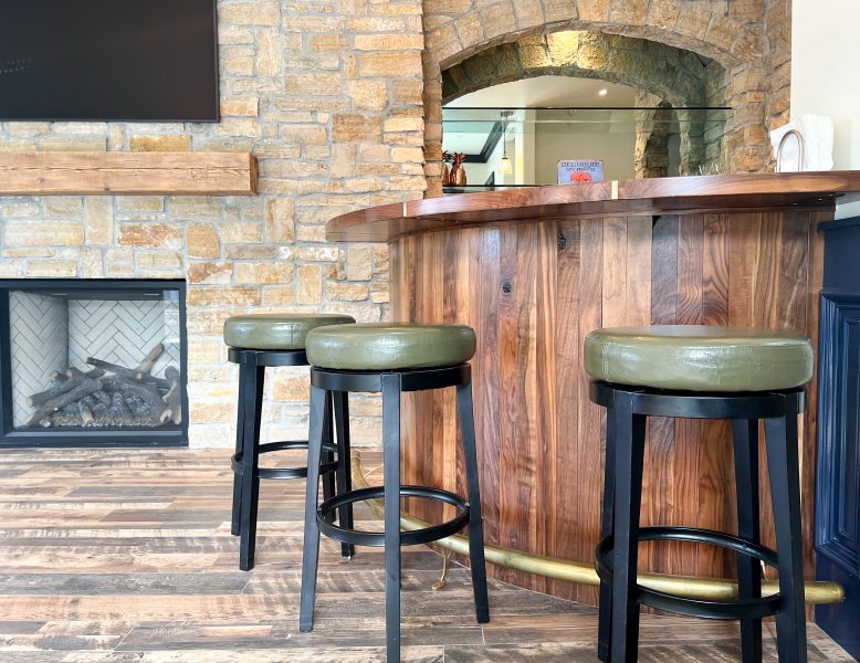 Curved-bar-with-custom-foot-rail