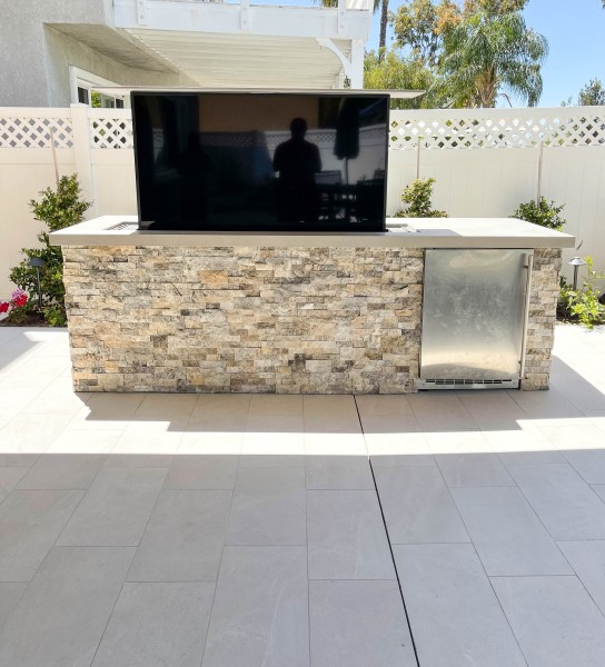 Island-with-disappearing-television