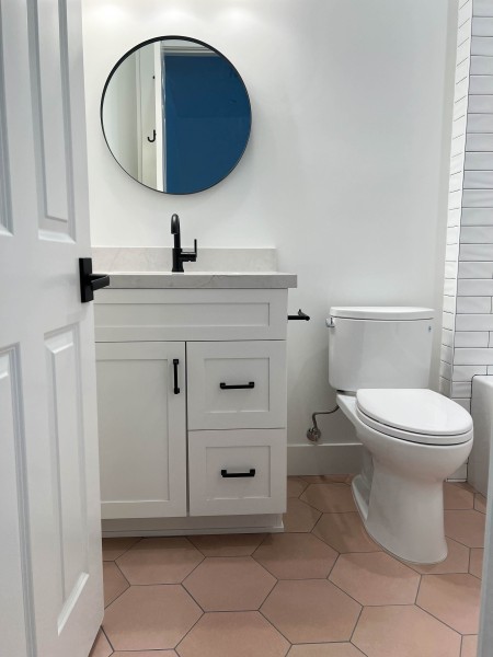 Guest-bathroom-with-Matte-Black-fixtures