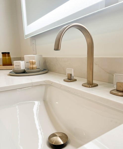 Luxe-Gold-Faucets-with-Acrylic-Handles