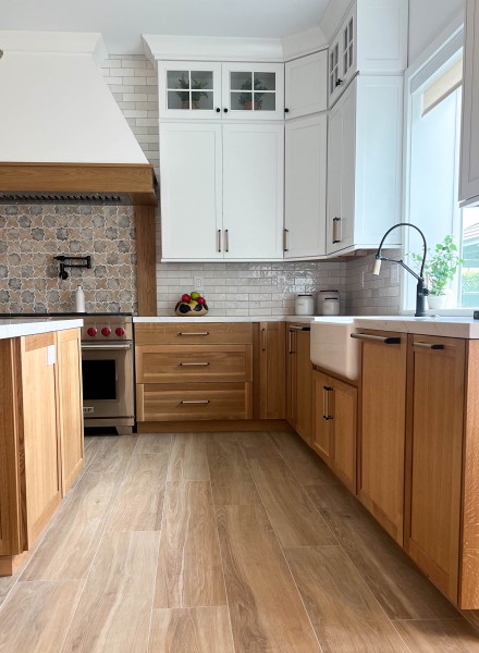 Two-Tone-Kitchen-Design-with-White-Oak