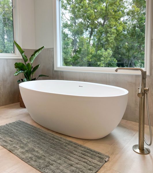 Freestanding-tub-with-tub-filler