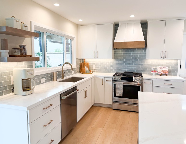 Elevated-Coastal-Kitchen