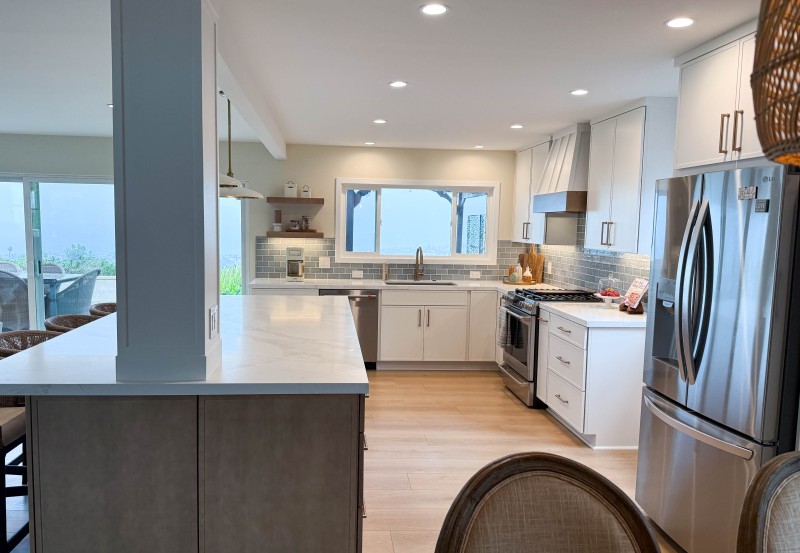 Open-Concept-Coastal-Kitchen