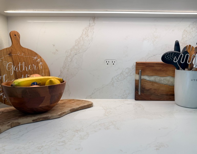 Quartz-Countertops-and-backsplash