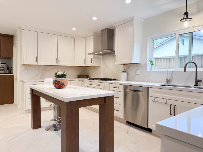 Warm-Wood-Accents-in-Kitchen