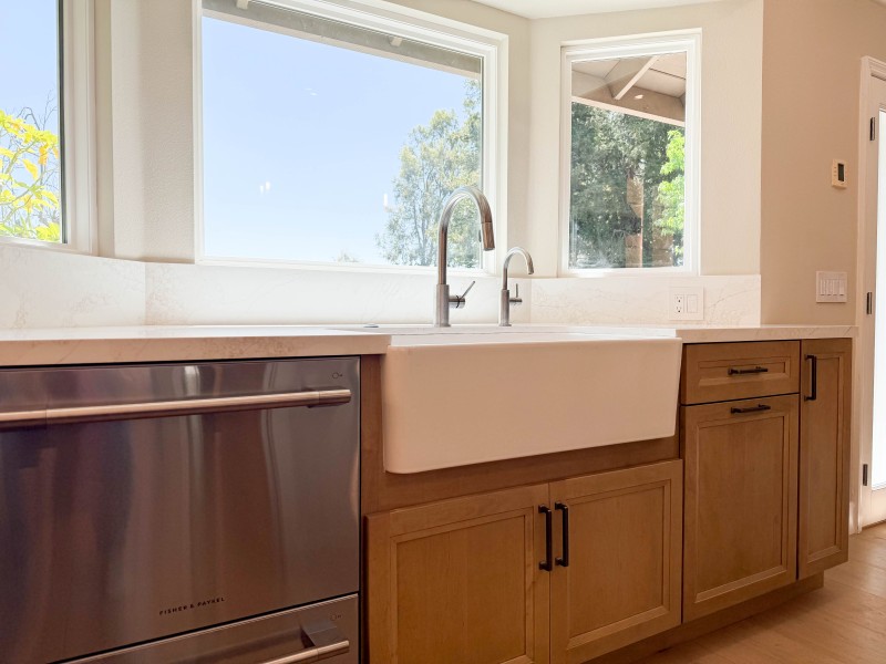 Apron-Front-Kitchen-Sink-with-Stainless-Fixtures