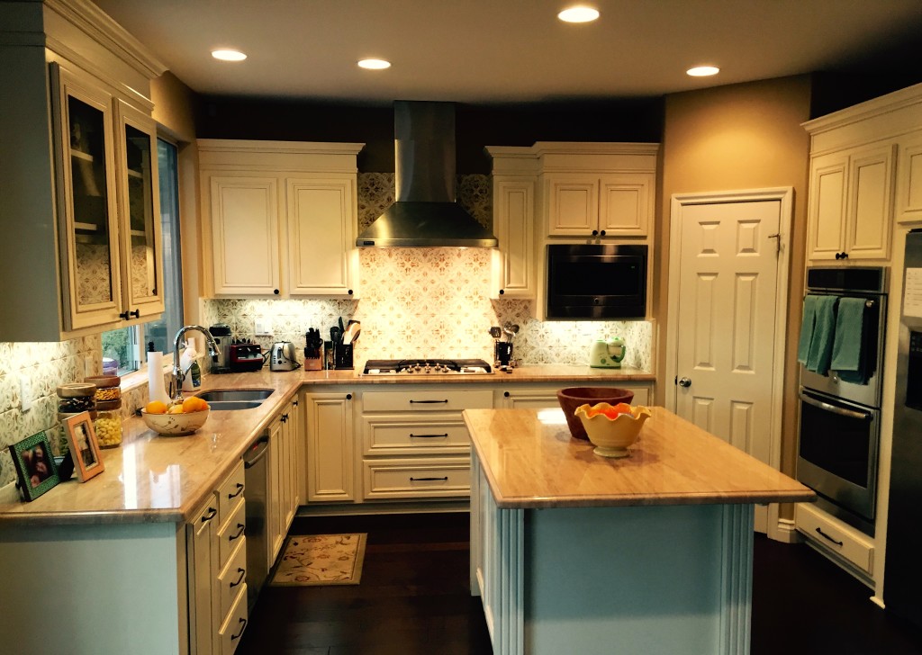 Kitchen cabinet contractor uses Decora cabinets to give a custom look to kitchen