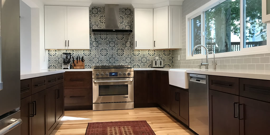 kitchen remodeler uses mosiac tiles to create accent wall in kitchen