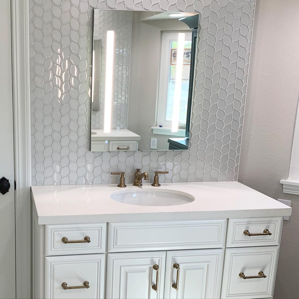 Orange County bathroom contractor uses reflective tile to make small bathroom look large