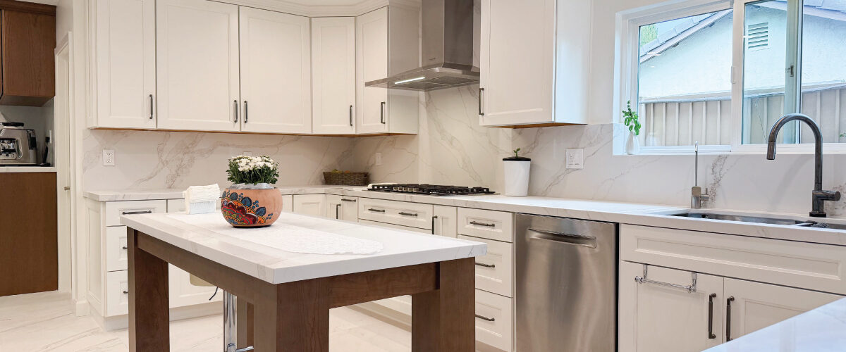 Timeless Kitchen Design with Quartz Surfaces and Warm Details-01